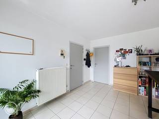 OPGELET: om dit pand te huren of bezichtigen vragen wij steeds eerst een virtueel bezoek te brengen aan het pand. Ga hiervoor naar www.rosseel.be en vul de referentie V287CP in in het veld ‘zoek’ bovenaan rechts. Kies dan ‘360°’. De website helpt je nu verder voor de volgende stappen.<br /><br />Gezellig en lichtrijk 2-slaapkamerappartement, gelegen in de Visitatiestraat nabij Gent-Dampoort. Het appartement beschikt over een aangename leefruimte, een praktische keuken, 2 volwaardige slaapkamers en een badkamer. Dankzij de vlotte ligging bevinden winkels, openbaar vervoer en station Gent-Dampoort zich vlakbij, terwijl het centrum van Gent gemakkelijk bereikbaar is op fietsafstand. Ideaal voor alleenstaanden of koppels die comfortabel willen wonen op een gunstige locatie. Pand is beschikbaar vanaf 01/09/2026.