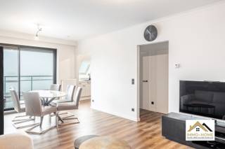 Dit perfect onderhouden appartement is gelegen op de vierde verdieping van het complex, en te bereiken via zowel lift als trap. Dit is ideaal om...