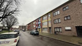 <p><span>Welkom in dit charmante appartement van 82m² gelegen in Wilrijk. Dit ruim tweeslaapkamerappartement biedt een perfecte combinatie van comfort en functionaliteit voor gezinnen of stellen.</span></p><p><span>Het hart van dit appartement is de lichte en moderne woonkamer met eethoek. Grote ramen zorgen voor een overvloed aan natuurlijk licht en bieden uitzicht op de omgeving. De open indeling creëert een welcoming atmosfeer, ideaal voor ontspanning en gasten ontvangen. Het interieur is voorzien van parket en recent vernieuwde keuken.</span></p><p><span>De keuken is praktisch ingedeeld met kasten, een kookplaat en elektrische oven en vaatwasser. Het aanrecht biedt voldoende werkruimte en direct toegang tot het woongedeelte. Met een fris accent is de keuken zowel functioneel als visueel aantrekkelijk.</span></p><p><span>De twee slaapkamers zijn beiden van een aangenaam formaat. Beide bieden voldoende ruimte voor meubels en beschikken over ramen voor natuurlijk licht.</span></p><p><span>De badkamer is praktisch uitgevoerd met een douche en wastafel met spiegel en opbergvakken.</span></p><p><span>Rustig balkon aan de achterzijde.</span></p><p><span>Dit appartement combineert comfort, stijl en functionaliteit. Ideaal voor wie een goed onderhouden woning in een praktische locatie zoekt.</span></p><p><span>Troef: zeer lage vaste kosten van +-€50/ maand</span></p><p><span>Benieuwd? Maak snel uw afspraak op www.immodelaet.be of op 036440088</span></p>