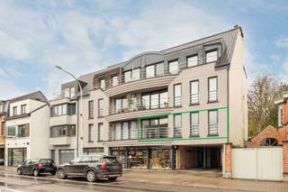 1STE VERDIEPINGDit appartement verwelkomt u in een aangename inkomhal van 13 m² op tegel.De woonkamer van 46 m² biedt een open en comfortabele...