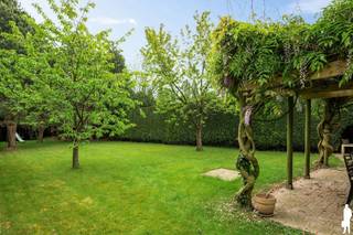 <strong>Charmante villa met 4 slaapkamers, 2 badkamers en tuin met volledige privacy</strong><br /><br /><strong>Algemeen:</strong><br />- Bewoonbare oppervlakte: ca. 240 m²<br />- Oost georiënteerd perceel van 1220 m²<br />- Volledige privacy <br />- Optimale lichtinval<br />- Grote leefruimte (ca. 50 m²) met authentieke parketvloer<br />- Volledig geïnstalleerde keuken met Siemens toestellen <br />- Master bedroom en douchekamer op het gelijkvloers<br />- 3 grote slaapkamers op de eerste verdieping<br />- Badkamer met ligbad <br />- Inpandige garage met wasplaats/berging<br />- Grote oprit met voldoende parkeergelegenheid<br /><br /><strong>Onmiddellijke omgeving:</strong><br />- Zeer vlotte bereikbaarheid naar Antwerpen en Brussel (E19 en trein)<br />- Nabij het centrum van Kontich-Waarloos met scholen, winkels, openbaar vervoer en verschillende natuurgebieden op fiets- en wandelafstand<br /><br /><strong>Technische kenmerken:</strong><br />- Bouwjaar 1958; eerste renovatie 1996<br />- Zeer degelijke constructie<br />- Aanbouw gelijkvloers (2005)<br />- CV op gas <br />- Kelder en kruipruimte onder gehele woning<br />- Rieten dak reeds vernieuwd<br />- Dubbele beglazing PVC profielen met automatische rolluiken <br /><br /><strong>Indeling:</strong><br /><span>Gelijkvloerse verdieping (ca. 145 m²)</span><br />- Inkomhal met vestiairekast<br />- Apart gastentoilet<br />- Grote leefruimte met veel raampartijen <br />- Volledig geïnstalleerde keuken met toegang tot tuin en terras<br />- Aanbouw met master bedroom en douchekamer<br />- Garage met wasplaats <br />- Toegang naar de kelder<br /><br /><span>Eerste verdieping (ca. 96 m²)</span><br />- Traphal <br />- 3 ruime slaapkamers <br />- Badkamer met ligbad en 2 WT<br />- Toegang bergzolder onder het dak<br /><br />Voor meer informatie kan u terecht op www.deboerenpartners.be.