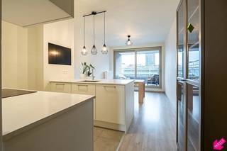 Modern duplex appartement op leuke ligging - tussen de dokken, vlak aan winkels en toffe horeca. Dit fijn appartement kan vanaf 01/04/2026 uw nieuwe...