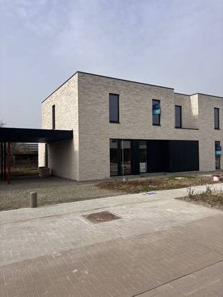 In een nieuwe en rustig gelegen verkaveling met 24 hedendaagse woningen in een doodlopende straat woon je comfortabel in een gezinsvriendelijke omgeving. De ligging binnen de driehoek Oostrozebeke – Wielsbeke – Waregem zorgt voor een vlotte bereikbaarheid van winkels, scholen en verbindingswegen richting Gent en Kortrijk.<br /><br />Deze halfopen woning combineert een praktische indeling met veel lichtinval. De leefruimte met open keuken en kookeiland biedt een mooi zicht op de tuin. Buiten geniet je van een aangename buitenruimte en kan je de auto parkeren onder een houten carport.<br /><br />De badkamer is uitgerust met zowel een ligbad als een inloopdouche, wat zorgt voor extra comfort. De woning is wind- en waterdicht, waardoor je de verdere afwerking zelf kan bepalen volgens jouw smaak en budget.<br /><br /><strong>Troeven</strong><br />✓ open keuken met kookeiland en zicht op tuin<br />✓ houten carport<br />✓ badkamer met bad én inloopdouche<br />✓ rustige ligging in doodlopende straat<br />Oriëntatie tuin: Zuid-West (middag- en avondzon)<br /><br />Snel beschikbaar voor wie vlot wil schakelen.<br /><br /><strong>Voor meer info bel naar 051 26 36 86 of stuur een mail steven@lapeirre.be</strong><br /><br /><span><em>Opgelet: Prijsindicatie is prijs voor grond, infrastructuur, constructie, architect, EPB, VC en VVG.<br />Prijs is exclusief kosten!</em></span><br /> 