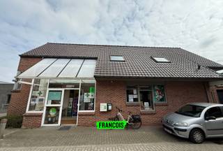 Nabij het centrum van Lendelede bevindt zich dit veelzijdige handelspand met een bruikbare vloeroppervlakte van 254 m². Dankzij de aanwezigheid van ongeveer 10 openbare parkeerplaatsen voor het pand geniet u van een vlotte bereikbaarheid voor zowel klanten als personeel.<br /><br />Bij het betreden van het pand komt u in een bijzonder lichtrijke inkomhal met grote raampartijen die zorgen voor een aangename, open sfeer. Deze ruimte leent zich perfect als ontvangstzone en geeft meteen een professionele indruk.<br /><br />Op het gelijkvloers bevindt zich een ruime werkruimte met aansluitend een extra ruimte die de mogelijkheid biedt tot het inrichten van een keuken. Verder is er een achterliggende ruimte die ideaal kan dienen als backoffice, opslag- of personeelsruimte. Van hieruit heeft u eveneens toegang tot de buitenruimte.<br /><br />Aansluitend aan de inkomhal bevindt zich nog een bijkomende, flexibel in te richten ruimte, bijvoorbeeld als extra werkruimte of stockage, evenals een toiletruimte op het gelijkvloers.<br /><br />Via de trap bereikt u de bovenverdieping, waar zich nog twee extra ruimtes bevinden die naar wens kunnen worden ingericht als bureel, praktijkruimte of vergaderruimte. Ook hier zijn aparte toiletten voorzien.<br /><br />Met tal van mogelijkheden vormt dit pand een interessante opportuniteit voor zelfstandigen, vrije beroepen of ondernemers die op zoek zijn naar een goed gelegen en flexibel in te richten werkruimte in Lendelede.<br /><br />Voor meer informatie of een bezoek kunt u contact opnemen via axel@immofrancois.be of via 0471/45.29.95.