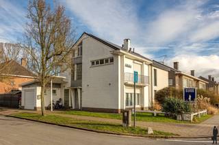 Deze gezinswoning biedt een sterke basis voor wie ruimte, licht en potentieel zoekt. De belangrijkste structurele investeringen werden...