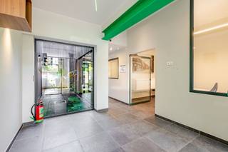 <p><span>Dit uitstekend gelegen pand bevindt zich in een drukbezochte straat in het centrum van Heusden, het pand is momenteel ingericht als bankkantoor</span><span>.</span><span><br />En geniet van een zeer goede visibiliteit voor zowel voetgangers als verkeer. Een ideale locatie voor wie maximale zichtbaarheid wenst. </span></p><p><span>Dankzij de functionele indeling, de uitstekende zichtbaarheid en de centrale ligging vormt dit kantoor een uitstekende opportuniteit voor ondernemers die zich willen vestigen in Heusden.<br /><br />Het pand omvat: <br />Inkomhal, verschillende kantoorruimtes, praktische keuken, toilet, berging en tuin met kunstgras. <br />Voldoende parkeermogelijkheden in de straat. <br /><br /></span></p><p><span>EPC in opmaak.<br />Dit kantoor is beschikbaar na overleg.<br />Bel naar 09 231 75 92 of mail naar verhuur@immo-zone.be voor meer informatie. </span></p><p><span> </span></p><p><span> </span></p>