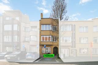 Dit opbrengstgebouw is centraal gelegen aan de stadsrand van Oostende, in de Heilig-Hartlaan 3, met vlotte bereikbaarheid en nabijheid van winkels, openbaar vervoer en groene zones. Het pand bevindt zich op een perceel van 157,80 m² en omvat drie volwaardige appartementen en een ruime kelderverdieping met afzonderlijke bergingen.<br /><br />Indeling en kenmerken:<br /><br />Elk appartement beschikt over een gelijkaardige functionele indeling met een lichtrijke woonkamer (salon vooraan en eetplaats), een semi-inggerichte keuken, een apart toilet, een douchekamer (op de verdiepingen) en twee slaapkamers.<br /><br />Het gelijkvloers appartement (101 m²) beschikt bijkomend over een koer en een badkamer met ligbad.<br /><br />De appartementen op de eerste en tweede verdieping (respectievelijk 98 m² en 155 m² inclusief dakverdiep) zijn voorzien van een balkon, met potentieel tot uitbreiding van de badkamer door het integreren van deze ruimte.<br /><br />Het duplex appartement op de tweede verdieping omvat tevens het dakverdiep, waar zich nog twee extra slaapkamers en een bijkomende badkamer bevinden.<br /><br />Financieel:<br /><br />Het gebouw is volledig verhuurd, wat zorgt voor een stabiele maandelijkse huuropbrengst van €2.104.<br /><br />Appartement 0001 (101 m²): verhuurd aan €639,07 – EPC: 423<br /><br />Appartement 0101 (98 m²): verhuurd aan €693,91 – EPC: 250<br /><br />Appartement 0201 + dak (155 m²): verhuurd aan €771 – EPC: 327<br /><br />Technisch:<br /><br />Alle appartementen beschikken over een conforme elektrische installatie (blanco keuring).<br /><br />Dit pand vormt een interessante investering met onmiddellijke opbrengst en verdere optimalisatiemogelijkheden.