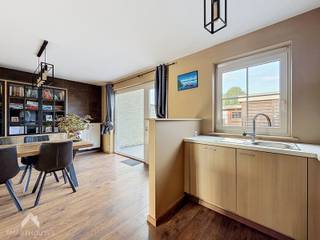 <p>Recente en energiezuinige woning, uitstekend gelegen op wandelafstand van het station, de markt, winkels en diverse diensten. De woning omvat een inkomhal met apart gastentoilet en een lichtrijke leefruimte met zit- en eethoek, praktische open keuken, voorzien van alle hedendaags comfort en aansluitende berging.</p>
<p>De leefruimte biedt directe toegang tot de gezellige, onderhoudsvriendelijke tuin met terras. Via de tuin bereikt u eveneens de tuinberging en de carport. De carport is momenteel ingericht als hobbyruimte, maar kan vlot opnieuw als carport worden gebruikt.</p>
<p>Op de verdieping zijn er 3 slaapkamers en een badkamer met toilet, lavabomeubel en inloopdouche. Via het trapgat is de bergzolder bereikbaar. Bijkomende troeven zijn de uitweg achteraan, bereikbaar via de gemeenschappelijke toegangsweg, en de twee private staanplaatsen voor de woning.</p>
<p>Extra troeven:</p>
<ul>
<li>Energiezuinige woning (EPC -B)</li>
<li>Nieuwe condensatieketel van 2023</li>
<li>Conforme elektriciteit</li>
<li>Rolluiken op de bovenverdieping</li>
<li>Onderhoudsvriendelijke, zonnige tuin met terras</li>
<li>Twee private staanplaatsen vooraan</li>
<li>Carport en tuinberging</li>
<li>Uitweg</li>
<li>Topligging</li>
</ul>
<p>Deze woning is te koop ZONDER makelaar via het concept van Smart Houses! Wenst u verdere inlichtingen of een bezoek? Contacteer rechtstreeks de eigenaar via +32486770358</p>