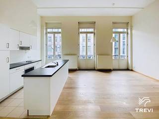 <div>
<p>BRUSSEL, (2.1) prachtig appartement, ideaal gelegen in het centrum van Brussel, dicht bij alle voorzieningen, met een bewoonbare oppervlakte van ±89 m² op de 2e verdieping, bestaande uit: ruime, zeer lichte woonkamer van ±40 m² met volledig uitgeruste open keuken, twee slaapkamers, badkamer, kelder. Eigen gasverwarmingsketel. Raming van de gemeenschappelijke kosten: 165 €/maand. Mogelijkheid om een inpandige parkeerplaats te huren, afhankelijk van beschikbaarheid. HUURCONTRACT MET EEN BEDRIJF MOGELIJK. EPC: C; 26 kg CO₂/(m²/jaar). Onmiddellijk beschikbaar.</p>
<p>Op de 2e verdieping - appartement 2.1</p>
<ul>
<li>Entree</li>
<li>Ruime, zeer lichte woonkamer van ±40 m² met volledig uitgeruste open keuken (oven, kookplaten, afzuigkap, koelkast/vriezer, vaatwasser) + aansluiting wasruimte</li>
<li>Slaapgedeelte</li>
<li>Toilet met wastafel</li>
<li>1 slaapkamer van ±10 m²</li>
<li>1 slaapkamer van ±15 m²</li>
<li>Badkamer (bad/douche, dubbele wastafel)</li>
<li>Kelder nr. 4</li>
</ul>
<p>Eigen gasgestookte verwarmingsketel</p>
</div>