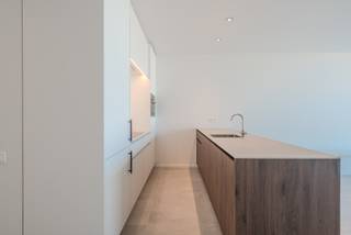 De geafficheerde prijs is exclusief registratierechten en btw.<br /><br />Ontdek dit stijlvolle appartement in Oostduinkerke, waar natuur, rust en ontspanning samenkomen. Dankzij de ligging vlak bij de uitgestrekte stranden en de zee geniet je elke dag van een uniek gevoel van ruimte en openheid.<br /><br />Het appartement beschikt over een bewoonbare oppervlakte van 86 m² en een terras van 12 m². Grote raampartijen zorgen voor een overvloed aan natuurlijk licht en creëren een aangename verbinding tussen binnen en buiten.<br /><br />In de ondergrondse verdieping beschikt elk appartement over een private berging. Daarnaast biedt de geautomatiseerde fietslift een comfortabele en vlotte toegang tot de fietsenstalling, zodat je optimaal kunt genieten van de omgeving.<br /><br />Binnen dit project kan je, indien aan de voorwaarden voldaan is, genieten van het verlaagde btw-tarief van 6%.<br /><br />Wens je meer informatie of een bezoek ter plaatse? Contacteer Margaux via margaux@vestadevelopment.be of telefonisch op het nummer 0468 144 407.