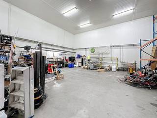 Warehouse of approximately 180 m² with office of approximately 35 m² for rent, in an excellent location in Anzegem and only 5 minutes from the...