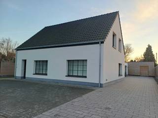 Deze totaal gerenoveerde woning met 4 slaapkamers en een tuintje combineert het beste van twee werelden, een bosrijke ligging vlak bij de Blakheide...