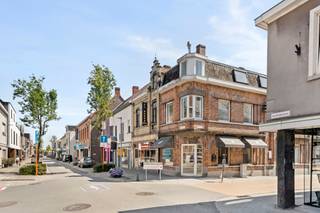 Top gelegen, op te frissen commerciële ruimte met woonst in het centrum van Deerlijk. Op het gelijkvloers bevindt zich een ruime handelsruimte met garage, ideaal voor wie wonen en werken wil combineren. Op de bovenverdieping bevindt zich een duplex met open keuken, lichtrijke leefruimte en toegang tot het ruime terras. De woning beschikt over 3 slaapkamers en biedt een aangename leefomgeving. Er is veel potentieel voor diverse woon- en werkmogelijkheden. Bezoek na afspraak: info@immobeguin.be