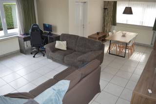 <p><span><strong>Vraag uw bezoek aan via info@optimusvastgoed.be!</strong></span><br /><span><strong>TE HUUR: Gelijkvloers appartement met 2 slaapkamers te Koersel!</strong></span><br /><span>Dit 2-slaapkamer appartement bevindt zich op het gelijkvloers en beschikt over een ruime garage met een automatische poort achter het gebouw. Er zijn 2 slaapkamers, een badkamer met bad en douche, keuken en een overdekt terras. Het appartement is gelegen vlakbij het centrum van Koersel waar u allerhande winkels en drank- en eetgelegenheden kan terugvinden. Er zijn ook verscheidene scholen in de buurt.</span><br /><span><strong>Ligging: </strong></span><br /><span>Vlakbij het centrum van Koersel waar u allerhande faciliteiten kan terugvinden.</span><br /><span><strong>Indeling: </strong></span><br /><span>Inkomhal, apart toilet, woonkamer, keuken, nachthal, slaapkamer 1, badkamer met douche én bad, slaapkamer 2.</span><br /><span>Aan de voorzijde is er een gezellig terras aanwezig. Achteraan het gebouw is een privatieve garage met elektrische poort voorzien.</span><br /><span><strong>Troeven:</strong></span><br /><span>- Gunstige ligging!</span><br /><span>- Gelijkvloers!</span><br /><span>- Ruime garage!</span><br /><span>- Geen gemeenschappelijke kosten!</span><br /><span><strong>EPC 241 kWh/m2/jaar met certificaatnummer 20181010-0002097403-1.</strong></span><br /><span><strong>Geen gemeenschappelijke kosten.</strong></span><br /><span><strong>Beschikbaar vanaf 01.08.2026.</strong></span></p>