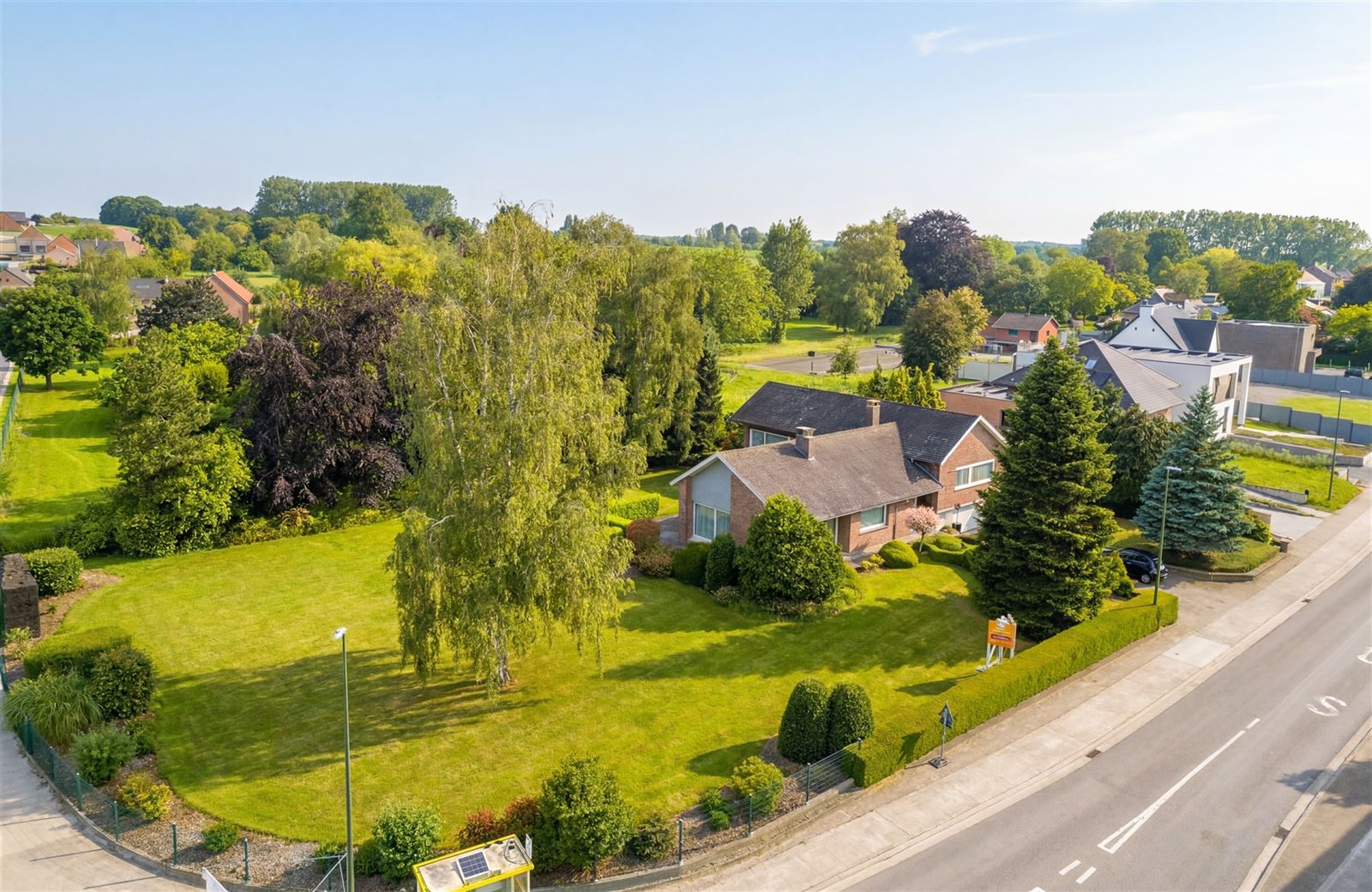 Ruime op te frissen split level villa met grote tuin op 23are20 - foto 1