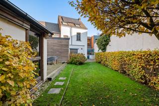 <p>Welcome to your new home! This unique property is situated in the heart of Walem, where tranquility and accessibility go hand in hand. You'll be surrounded by beautiful, green nature reserves, including the beloved "Battenbroek," while enjoying easy access to the city thanks to major access roads and the nearby train station.</p>
<p>Moreover, behind this impressive facade lies a harmonious whole, blending both modern and classic influences. Authentic elements such as beautifully preserved moldings, stained glass, fireplaces, and stylish mosaic and plank floors create a refined ambiance. Upon entering, you're greeted by the entrance hall, which leads to the bright living area with an adjoining kitchen, practically equipped with high-quality appliances and materials. This space also offers a view of the spacious garden – your own little piece of nature, inviting you to relax. On the ground floor, you'll also find a bathroom with a shower/bath and a sink. The upper floors boast no fewer than five bedrooms, two of which offer exceptional added value thanks to their private mezzanines. Finally, the second bathroom, which has been given a trendy look, features a spacious walk-in shower, double sink and toilet – finished with elegant gold accents that immediately evoke a feeling of luxury and comfort.</p>
<p>Technical details: Huge garage + cellar + separate laundry room on the ground floor. Gas-fired central heating via a condensing boiler and electric heating via a heat pump, primarily high-efficiency PVC glazing and/or double glazing in wood, solar panels, and an insulated roof. Electricity is compliant!</p>
<p>Urban planning information and a soil certificate are available. Asbestos-free. The property is not located in a flood risk zone (P and G ratings A). Renovation requirements are not applicable.</p>