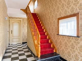 <br /><br /><strong>CHARMANTE ALLEENSTAANDE WONING</strong> met <strong>GARAGE</strong> op een landelijke ligging in Horebeke. Deze <strong>VOLLEDIG TE RENOVEREN</strong> woning biedt veel potentieel om volledig naar <strong>EIGEN SMAAK</strong> in te richten. U geniet van een lichtrijke leefruimte <strong>MET EETPLAATS</strong>, keuken met ingemaakte kasten, veranda met toilet en berging en <strong>PRAKTISCHE KELDER</strong>. Boven heeft u <strong>2 RUIME SLAAPKAMERS</strong>, bureel/dressing en badkamer. <strong>UITBREIDINGSMOGELIJKHEDEN</strong> heeft op de <strong>RUIME, IN TE RICHTEN ZOLDER (32M²)</strong>. Door de garage en lange oprit is er <strong>VOLDOENDE BERG- EN PARKEERRUIMTE</strong>. Achteraan uw <strong>TUIN</strong> geniet u van een <strong>ZICHT OP DE OMLIGGENDE LANDERIJEN</strong> en de groene, landelijke omgeving. De rustige ligging wordt gecombineerd met een vlotte bereikbaarheid dankzij de <strong>NABIJGELEGEN VERBINDINGSWEGEN RICHTING BRAKEL, ZOTTEGEM EN OUDENAARDE. </strong><br /><br />Adres: Broekestraat 19 te Horebeke<br /><br />Renovatieplicht van toepassing; Bestuursmaatregelen in maatregelenregister: neen; Vrij bij akte