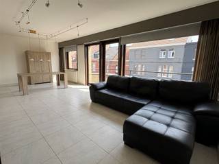 <p><span>Gezellig en lichtrijk appartement nabij Kortrijk weide!</span></p><p><span> </span></p><p><span>Inkom met apart toilet, ruime woonkamer, open keuken met berging, twee slaapkamers en badkamer met aansluitende wasberging.</span></p><p><span> </span></p><p><span> </span></p>