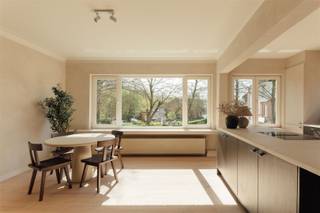 <p>Gelegen op een rustige en residentiële locatie aan de Burletlaan 169, pal tegenover Fort 5, ontdek je dit gerenoveerde appartement van ca. 86 m². Hier woon je in alle sereniteit, omringd door groen, met de stad toch binnen handbereik.</p><p>Dit kleinschalige gebouw (slechts 3 units) werd volledig vernieuwd in een pure wabi sabi stijl: een verfijnde esthetiek waarin rust, eenvoud en natuurlijke materialen centraal staan. Het resultaat? Een tijdloos interieur dat warmte en luxe uitstraalt, zonder overdaad.</p><p>• 2 slaapkamers, waarvan één met ingemaakte kasten <br />• Net gerenoveerd<br />• Aangenaam terrasje <br />• Mogelijkheid aankoop garagebox</p><p>Bij binnenkomst word je verwelkomd via een elegante boog die leidt naar de open leefruimte. De indrukwekkende gevelbreedte van 7 meter en de grote raampartijen zorgen voor een overvloed aan natuurlijk licht en een heerlijk ruimtelijk gevoel. De leefruimte vloeit naadloos over in de open keuken met eiland, strak vormgegeven en afgewerkt met hoogwaardige materialen in zachte, harmonieuze tinten.</p><p>Aan de rustige achterzijde delen de 2 slaapkamers een badkamer met douche, wastafel en handdoekdroger. Verder nog gastentoilet en wasberging.</p><p>De combinatie van warme parketvloeren, maatwerk houtaccenten en subtiele schildertechnieken creëert een rustgevende en luxueuze woonbeleving die je zelden tegenkomt.</p><p>Extra troef: mogelijkheid tot aankoop van een garagebox.</p><p>Kom het zelf ervaren en laat je verrassen. Plan je bezoek vandaag nog via sinjoor.be.</p>
