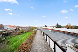 Deze 3 vernieuwde en verhuurde garageboxen vormen een zorgeloze, toekomstgerichte investering met een bruto rendement van 3,8%. De oprit werd...