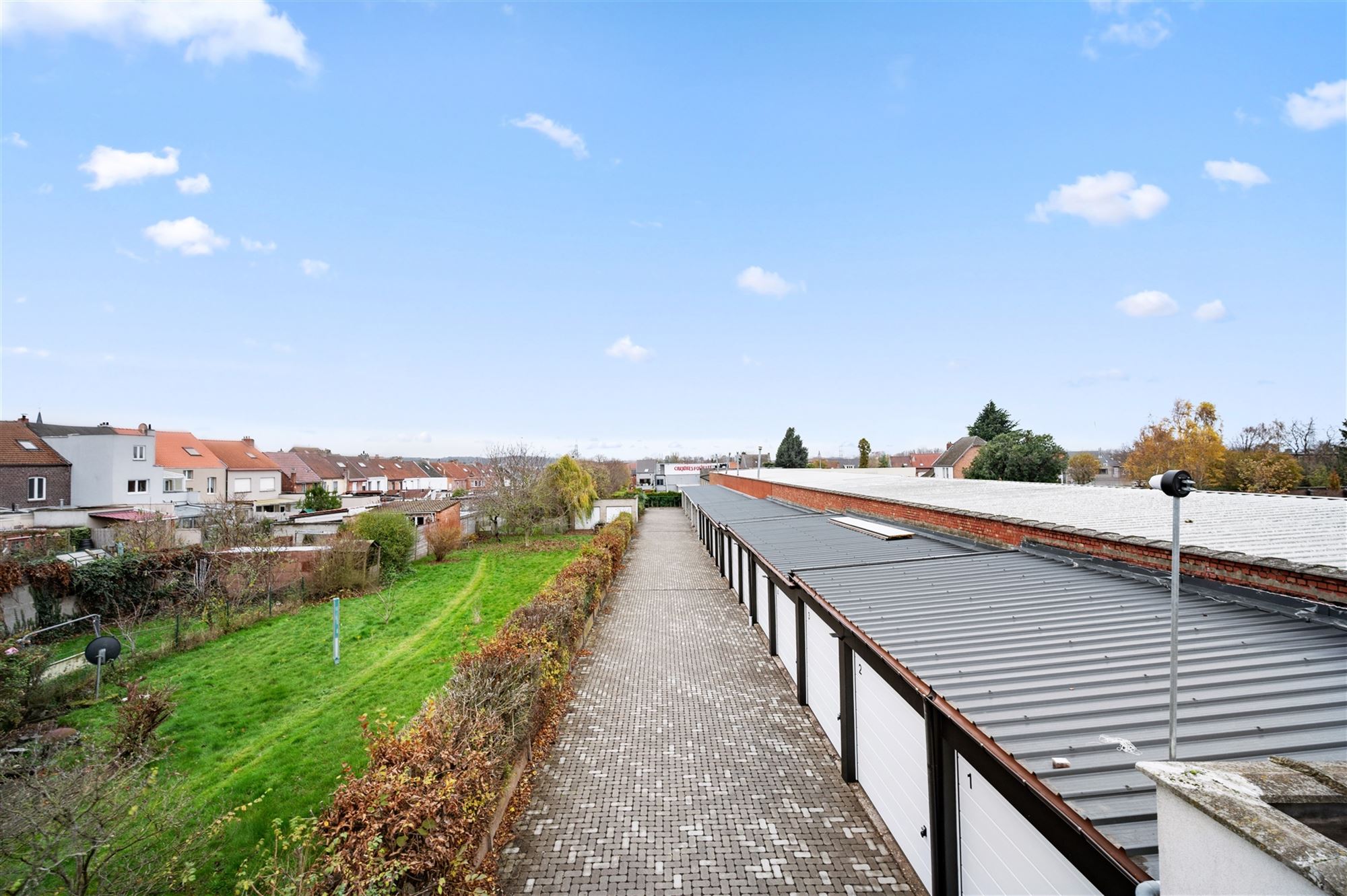 3 garageboxen met vernieuwde oprit, poort en dak  - foto 2