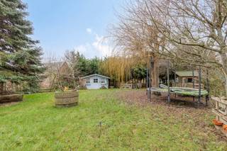 RESIDENTIEEL gelegen bevindt zich deze tijdloze VILLA met 4 SLAAPKAMERS en ZONNIGE TUIN! Tot. grondopp. 837m2. Deze ruime, op te frissen...