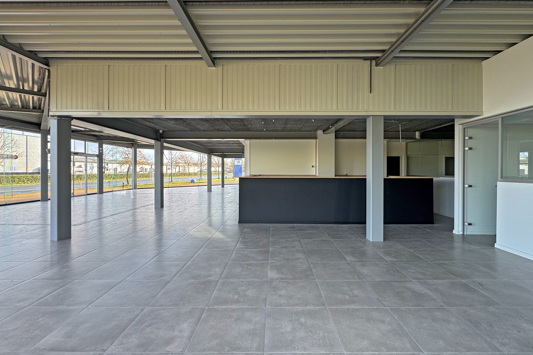Te huur: Showroom met opslagruimte en kantoren langs de N42 - foto 3