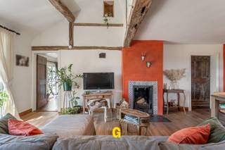 Deze uitzonderlijk mooie gerestaureerde vakwerkwoning is gelegen op een royaal perceel van 13a 79ca, langs de Beisstraat te Alt-Hoeselt. <br /><br /><br />LOCATIE en OMGEVING<br /><br />Alt-Hoeselt is een landelijke deelgemeente van Bilzen-Hoeselt, waar het rustig en aangenaam om wonen is in een gemoedelijke dorpse sfeer. Hier wordt het straatbeeld gekenmerkt door meerdere knap gerestaureerde erfgoedhoeves, omgeven door uitgestrekte velden en tal van wandel- en fietswegjes, typerend voor deze geliefde omgeving. <br /><br />Het perceel - met omzeggens de volledige Beisstraat - heeft volgens het gewestplan de bestemming agrarische gebieden gekregen. Hier zal het bijzonder mooi om wonen zijn, in een rustige serene omgeving. De rust en de prachtige uitzichten, die deze bijzonder mooie woning perfect tot haar recht laten komen, zullen hier voor de koper bewaard blijven.<br /><br />Tegelijkertijd komt men al na enkele minuutjes rijden in het centrum van Hoeselt, een bloeiende gemeente, die de laatste jaren volop inzet op ontwikkeling en vernieuwing. In dit centrum – waar volop gewerkt wordt aan vernieuwing en vergroening van het dorpsplein, vindt men alles wat men nodig heeft, zoals enkele bakkers, de slager, gezellige eetzaakjes, dokters, apothekers en meerdere supermarkten. Op een viertal kilometer treft men het centrum van Bilzen. Met de op- en afrit van de E313 op een viertal kilometer zijn omliggende steden vlot bereikbaar. Maastricht ligt op een kleine 20 kilometer of een twintigtal minuutjes rijden. <br /><br /><br />DE WONING<br /><br />Eind 19de eeuw werd de woning opgericht in vakwerktechniek. Met het oog op het behoud van de hoge architecturale en culturele waarde is dit goed door de gemeente opgenomen op de inventaris van bouwkundig erfgoed, zonder dat dit verder noemenswaardige beperkingen inhoudt voor de koper die de schoonheid van dit eigendom kan waarderen. Omstreeks 2003 werd een stedenbouwkundige vergunning afgeleverd voor de heropbouw. <br /><br />In de periode van 2003 tot 2009 werd dit bouwwerk onderworpen aan een grondige vakkundige restauratie. De woning werd volledig heropgericht met gebruik van hedendaagse technieken en de betere materialen, vertrekkend van de fundering met nieuwe vloeropbouw tot de heropbouw van de binnen- en buitenmuren met geïsoleerde spouw, tussenwelfsels, technieken,.. tot en met het dak. <br /><br />De afwerking werd consistent, hoogwaardig en in detail uitgevoerd, met zoveel als mogelijk hergebruik van authentieke materialen. Traditionele technieken werden zorgvuldig toegepast door gespecialiseerde vakmensen, onder meer voor de opvulling van de houten structuren met gevlochten wilgentenen en leemwerk. <br /><br />De koper zal hier een subliem en eervol gerestaureerde woning aantreffen, met eenzelfde comfort en woonkwaliteit als dat van een kwalitatieve moderne woning. <br />Een bijzonder mooi resultaat dat zeker gezien moet worden.. <br /><br />INDELING/OMSCHRIJVING<br /><br />GELIJKLOERS<br />-Inkomhal met trap en gastentoilet<br />-Licht- en luchtrijke leefruimte met hoge vide en vleugelraam met zicht op en toegang tot het terras en tuin<br />-Aparte keuken met hoogwaardig NOBEL kookvuur met oven - zeer passend in deze stijl - vaatwasser, spoelbak.<br />-Handige ingerichte bijkeuken met toegang tot de gewelfde kelder<br />-Gelijkvloerse slaapkamer met zolderkamer handig voor dressing<br />-Ensuite badkamer met douche en toilet<br />-Schuur gelegen aan de straatzijde, met de mogelijkheid voor inrichting van bijvoorbeeld een praktijkruimte voor uitbating van een B&amp;B of een vrij beroep, handig toegankelijk via een grote dubbele poort in de inrit, zonder dat men de privé-woonst dient te betreden. Dit kan een perfecte ruimte worden voor ontvangst van cliënteel in de ideale sfeer, met een stijlvolle uitstraling. <br /><br />VERDIEPING<br />-Slaapkamer twee en drie, elk met een eigen badkamer<br />-Ruimte voor inrichting van slaapkamer vier, met al aangelegde sanitaire voorzieningen en toilet<br />-Ruimte op heden ingericht als bureel<br />Buitenomgeving<br />-Heerlijk terras aansluitend op de leefruimtes<br />-Uitgestrekte tuin gericht op het zuidwesten, met achteraan zicht op de achterliggende velden, een heerlijke plek die perfect aansluit op de woning<br /><br /><br />Enkele (technische) kenmerken voor u samengevat:<br />-EPC: 212 kWh/M² pj - label C<br />-CV met vloer- en wandverwarming op de gelijkvloerse verdieping, radiatoren op de bovenverdieping<br />-Hoogrendementsketel op aardgas - BUDERUS<br />-Vloer-, muur en dakisolatie<br />-Volledig heraangelegde elektrische installatie met bijhorende attest<br />-3 badkamers, drie a vier slaapkamers<br /><br /><br />Dit unieke zeldzame eigendom kan een interessant aanbod zijn voor <br />-Gezinnen die graag exclusief, uitzonderlijk mooi willen wonen, met een voorliefde voor deze uitgesproken stijl<br />-Zonder te moeten inboeten aan woonkwaliteit, duurzaamheid en energiezuinigheid<br />-In een bijna idylische geliefde omgeving, perfect aanvullend op de stijl van dit landgoed<br />-Zonder te moeten inboeten aan bereikbaarheid, centraal gelegen met een vlotte toegang tot alle faciliteiten die een mooie (deel)gemeente als Hoeselt te bieden heeft<br />-Mensen die willen wonen en werken op eenzelfde adres met mogelijkheden voor uitbating van een vrij beroep of praktijk in de nog af te werken voorbij, volledig in te richten volgens eigen noden en wensen<br />-Mensen die op zoek zijn naar een woning met mogelijkheden tot inrichting van een bijkomende ruimte voor uitbating van een B&amp;B, in een omgeving die gegeerd is door wandelaars, fietsers en natuurliefhebbers<br />-…<br /><br />Bekijk zeker ook het filmpje<br />https://www.instagram.com/p/DYCjXfSKRaN/<br />https://www.facebook.com/reel/1292295906208112