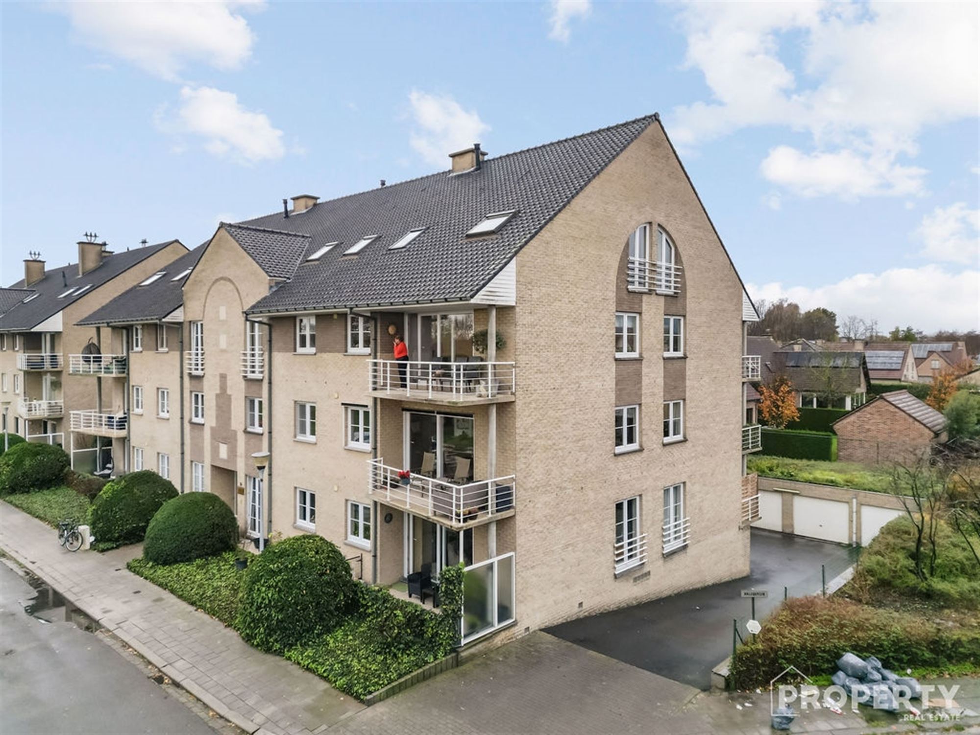 Te renoveren appartement met 2 slaapkamers & garage! - foto 1