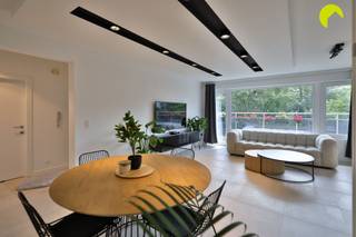 <p><span>Op zoek naar een volledig gerenoveerd appartement of een interessante investering? Dan is dit appartement misschien exact wat u zoekt!</span></p><p><span>Op een centrale locatie, aan de Roest D Alkemadelaan, vinden we dit kwalitatief, gerenoveerd 1-slaapkamer appartement. </span></p><p><span> </span></p><p><span>Het gebouw "Regent VI" dateert van 1970 en werd doorheen de jaren al grondig vernieuwd. Er zijn geen grote aanstaande kosten: het dak is reeds voorzien van isolatie, de zijgevels werden geïsoleerd, terrassen, balustrades en inkomhal,... allemaal recent vernieuwd om te voldoen aan de huidige normen. </span></p><p><span>Het appartement is gelegen in directe nabijheid van openbaar vervoer, winkels, scholen, verbindingswegen, ziekenhuizen, ...</span></p><p><span> </span></p><p><span>Indeling:</span></p><p><span>Vanaf het moment dat u het appartement betreedt valt onmiddelijk de open indeling op. De leefruimte geniet erg veel lichtinval door de grote raampartijen en </span></p><p><span>geeft ook toegang naar het zonnige terras! De open keuken is van alle comfort voorzien en beschikt over een aansluitende (was-) berging</span></p><p><span> </span></p><p><span>De badkamer is voorzien van een toilet, inloopdouche en badkamermeubel met lavabo, spiegel en bergkastjes.</span></p><p><span>Er is één ruime slaapkamer. Tot slot is er nog een handige kelderbergingi inclusief in de prijs.</span></p><p><span> </span></p><p><span>De details op een rijtje:</span></p><ul><li><span>Goed onderhouden appartement</span></li><li><span>Zeer ruim en zonnig terras</span></li><li><span>Vaste maandelijkse kosten bedragen circa 215 euro (provisie water en verwarming, syndicus, blokpolis, onderhoud gemene delen + liften, INCL RESERVEFONDS !)</span></li><li><span>Een conforme keuring van de elektriciteit wordt gegarandeerd</span></li><li><span>EPC: 103 kWh/m²jaar</span></li></ul><p><span> </span></p><p><span>Oppervlakte volgens meting EPC</span></p><p><span>P-score: A, G-score: A</span></p><p><span>Stedenbouwkundige aanwezig</span></p><p><span> </span></p><p><span>Voor meer info of een bezoek ter plaatse bel 03/449.42.41 of surf naar www.habicom.be</span></p><p><span>De waarde van uw eigendom kennen ? Contacteer vrijblijvend onze habicom expert in uw buurt.</span></p><p><span> </span></p><p><span> </span></p><p><span> </span></p>