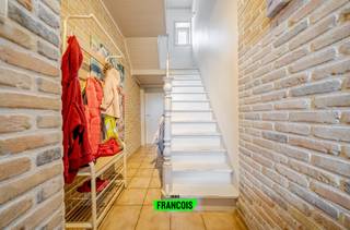 Op een rustige ligging, vlak bij het centrum van Handzame (Kortemark), vinden we deze ruime woning met vijf slaapkamers. De woning vraagt wat opfrissing, maar biedt heel wat potentieel voor wie op zoek is naar ruimte en comfort.<br /><br />Op het gelijkvloers bevindt zich een lichtrijke leefruimte met aansluitende open keuken. Vanuit de keuken is er directe toegang tot de tuin en de garage. Daarnaast is er nog een badkamer en een praktische berging aanwezig. Op de eerste verdieping zijn er twee ruime slaapkamers, waarvan één voorzien is van een dressing. Op de tweede verdieping zijn er nog drie extra slaapkamers.<br /><br />De woning beschikt momenteel over een EPC-label F, maar mits enkele gerichte aanpassingen val je buiten de renovatieverplichting.<br /><br />