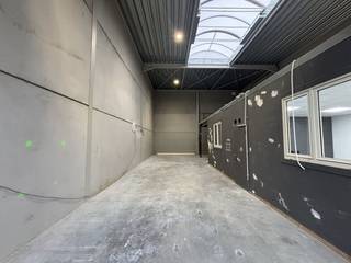 Deze KMO-unit met kantoorruimte bevindt zich in Sint-Eloois-Vijve.Deze unit biedt een magazijnruimte van ca. 184 m² en een kantoorruimte van ca. 50 m², strategisch gelegen nabij de E17 en E403 voor uitstekende regionale en nationale bereikbaarheid. Het magazijn is uitgerust met een 4,2 meter hoge sectionale poort en de kantoorruimte biedt een efficiënte werkplek.Daarnaast beschikt het pand over parkeervoorzieningen en 14 zonnepanelen. Een professionele en goede locatie voor uiteenlopende bedrijfsactiviteiten.Bent u op zoek naar bedrijfsvastgoed bestaande uit een KMO-unit met bureel te huur in Sint-Eloois-Vijve? Aarzel dan zeker niet om ons te contacteren op het nummer 056 21 11 11.