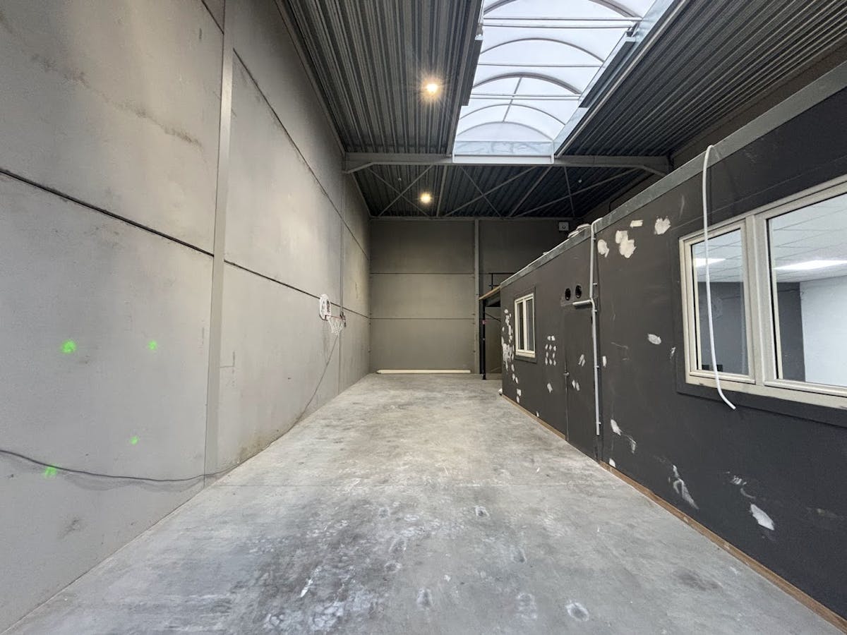 SME unit with office space for rent in Sint-Eloois-Vijve - photo 3