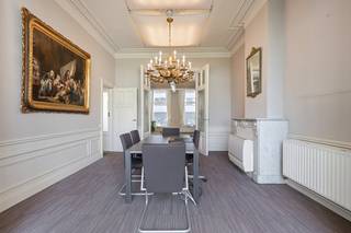 Achter de statige, impressionante gevel aan de Brusselsesteenweg 53 in Ledeberg schuilt een uitzonderlijk stukje architecturaal erfgoed. Deze burgerwoning, momenteel te koop, wacht op een creatieve ziel die de historische grandeur met hedendaags, warm wooncomfort wil verzoenen.<br /><br />Dit is geen standaard renovatieproject; dit is een canvas voor wie groots durft te dromen. Met een ongeziene bewoonbare oppervlakte van maar liefst 405 m² biedt het pand eindeloos veel potentieel. De hoge plafonds, royale volumes en authentieke ziel ademen een rijke geschiedenis. U heeft de absolute vrijheid om de ruimtes te herinterpreteren: van een riante gezinswoning met plaats voor een thuiskantoor of vrij beroep tot een oase van licht met een uitgestrekte leefkeuken.<br /><br />Ook de locatie omarmt het moderne stadsleven. U woont hier te midden van buurtwinkels, scholen en horeca, met een mobiliteitsscore om u tegen te zeggen. De opritten van de E17 en E40 liggen letterlijk om de hoek, en met de fiets of tram rolt u in geen tijd het historische centrum van Gent binnen.<br /><br />Een zeldzame kans om een imposant gebouw nieuw leven in te blazen en er uw eigen, unieke thuis van te maken.<br /><br />Bestuursmaatregelen in het maatregelenregister: nee