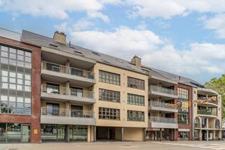 Prachtig en lichtrijk appartement van 128 m² pal in het centrum van Mol
Op een uitstekende en centrale ligging, pal in het centrum van Mol, vinden we dit bijzonder ruime en lichtrijke appartement van maar liefst 128 m².
Winkels, horeca, diensten en andere voorzieningen bevinden zich op wandelafstand.
Het appartement is gelegen op de derde verdieping en biedt een aangename combinatie van ruimte, licht en comfort. De ruime leefruimte is afgewerkt met een mooie parketvloer en geniet dankzij de grote raampartijen van veel natuurlijk licht.
Het appartement beschikt over één ruime slaapkamer met aansluitende dressing. De badkamer is uitgerust met zowel een douche als een ligbad.
Tevens is het appartement voorzien van een airco op de slaapkamer en in de leefruimte.
Ook buitenruimte ontbreekt niet: het appartement beschikt over twee terrassen, één aan de voorzijde en één aan de achterzijde.
Als extra praktische troeven zijn er een garagebox en een ondergrondse berging aanwezig. Deze zin verplicht aan te kopen aan €25.000.
Een uitzonderlijk ruim en lichtrijk appartement op een topligging in het centrum van Mol, waar comfort, ruimte en een centrale ligging perfect samenkomen.