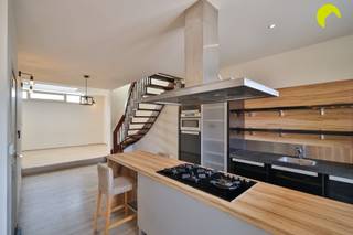 <p><span>Vous recherchez un appartement prêt à emménager dans un emplacement central? Alors ce spacieux appartement en duplex vaut vraiment le détour. Il se trouve à quelques minutes à pied des transports en commun, des écoles et de divers commerces. <br />Grâce à son emplacement à proximité de la Boomsesteenweg, vous bénéficiez d'une excellente accessibilité et de toutes les commodités quotidiennes à portée de main.</span></p><p><span> </span></p><p><span>Agencement: </span></p><p><span><br />Depuis le hall d'entrée commun, vous accédez à l'appartement situé au deuxième étage. En entrant, vous découvrez le salon lumineux, aménagé en un coin salon convivial et une salle à manger spacieuse.<br />Vient ensuite la cuisine ouverte entièrement équipée, dotée de tout le confort nécessaire.<br />L'escalier mène à l'étage supérieur de cet appartement en duplex. Vous y trouverez deux chambres à part entière et une salle de bains équipée d'un double lavabo, d'une baignoire et de toilettes. <br />Il y a également un débarras pratique avec des branchements pour une machine à laver et un sèche-linge.<br /><br />Atout supplémentaire: l'appartement dispose d'une agréable terrasse accessible directement depuis la plus grande chambre.</span></p><p><span> </span></p><p><span>Informations pratiques:</span></p><p><span> </span></p><ul><li><span>PEB: 116 kWh/(m²/an) - Label B</span></li><li><span>Prêt à emménager et disponible immédiatement</span></li><li><span>Pas de charges de copropriété</span></li><li><span>Installation électrique conforme</span></li><li><span>Sans amiante</span></li></ul><p><span> </span></p><p><span>Pour une visite sur place, vous pouvez nous contacter au 03 449 42 41 ou nous envoyer un e-mail à hallo@habicom.be.</span></p><p><span>Vous souhaitez connaître la valeur de votre logement ?  Vérifiez-la gratuitement sur <span>www.watismijnhuiswaard.be</span></span><span> </span></p><p><span> </span></p>
