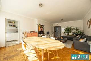 <p><span>Dit instapklaar en centraal gelegen appartement is gelegen op de grens van Borgerhout en Deurne. In de directe omgeving vindt u tal van winkels, supermarkten (oa. Lidl, Colruyt &amp; Delhaize), horecazaken, het ziekenhuis AZ Monica alsook het medisch centrum Sterckshof aan het einde van de straat. Ook scholen, openbaar vervoer en speeltuinen bevinden zich op wandelafstand. Dankzij de vlotte verbinding met de E19 en E313 alsook de nabijheid van de Ring geniet u hier van een uitstekende bereikbaarheid.</span></p><p><span>Grootste troeven</span></p><p><span>- Centrale ligging<br />- Instapklaar appartement<br />- Gunstige bereikbaarheid<br />- Ruim terras<br />- Recent gerenoveerd!</span></p><p><span>Indeling</span></p><p><span>Bij het binnentreden van het appartement komt men in de hal die toegang biedt tot de leef- en eetruimte, twee volwaardige slaapkamers, de keuken, de badkamer en het gastentoilet. De ruime leef- en eetruimte van 35 m² geniet van veel natuurlijke lichtinval dankzij de raampartijen. Aansluitend bevindt zich de geïnstalleerde keuken, voorzien van een oven, inductiekookplaat met dampkap en een grote spoelbak.</span></p><p><span>De keuken beschikt over twee ingangen: enerzijds via de leefruimte en anderzijds via de hal, wat zorgt voor een praktische circulatie en een vlotte verbinding tussen de verschillende ruimtes.</span></p><p><span>Verder zijn er twee volwaardige slaapkamers van respectievelijk 15 m² en 9 m². Via de tweede slaapkamer heeft men toegang tot het aangenaam en ruim terras. De badkamer is uitgerust met een bad, een dubbele wastafel en aansluitingen voor een wasmachine en droogkast. Beneden is er een gemeenschappelijke fietsenberging alsook een individuele berging.</span></p><p><span>Voor meer informatie kan u terecht bij Area Partners: info@area.be of 03/284.60.60</span><span><br /> </span></p><p><span> </span></p><p><span> </span></p><p><span> </span></p><p><span> </span></p>