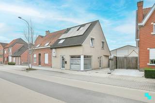 Ontdek deze instapklare gezinswoning met drie slaapkamers en praktijkruimte op de grens van Izegem en Rumbeke. Deze goed onderhouden woning beschikt over een bewoonbare oppervlakte van 151 m² (volgens EPC-attest) en is gelegen op een west gericht perceel van 400 m². Volgende indeling, gelijkvloers: De eerste voordeur verleent toegang tot de ruimte vooraan die momenteel dienst doet als trimsalon (ca 20 m² - volgens eigen opmeting). De tweede voordeur verleent toegang tot de inkomhal die in verbinding staat met de lichtrijke leefruimte met open keuken (dampkap, gasvuur, dubbele spoelbak, vaatwasmachine, oven en koelkast), gastentoilet en technische berging. Er bevindt zich een valse wand tussen de praktijkruimte en het private gedeelte. De ruimte vooraan kan perfect dienen als uitbreiding van de woonkamer. De eerste verdieping bestaat uit de nachthal, drie slaapkamers, wasplaats en de badkamer (Ligbad/douche, wastafel en toilet). De afgewerkte zolder is te bereiken via een vaste trap in een slaapkamer. De tuin is west georiënteerd en beschikt over een recent nieuw aangelegd terras en achteraan het perceel een tuinberging. EPC B - GEEN renovatieverplichting | Centrale verwarming op aardgas | Elektrische rolluiken (somfy) | Elektriciteit conform | HR-beglazing (PVC) | Regenwater | 16 zonnepanelen. Margot organiseert voor deze woning de bezoeken, mits het maken van een afspraak via 051 67 67 57.