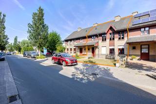 INTERESSANTE WONING vlakbij het DAVERLOPARK gelegen, op fietsafstand van Brugge en het station.<br />Op het gelijkvloers bestaande uit: inkomhal met gastentoilet, aangename leefruimte met gascassette, keuken en handige aanpalende berging.<br />Op de verdieping: 2 grote en 2 kleine slaapkamers, badkamer met douche en grote GEISOLEERDE zolder.<br />Daarnaast beschikt deze woning over een grote ZONNIGE TUIN met uitweg én gemetste bijhorende GARAGE.<br />Je leest het goed: RUIME woning, ZONNIGE TUIN (en voortuin) + GARAGE op een zucht van BRUGGE CENTRUM. Hier is THUISKOMEN met de glimlach!<br /><br />Gunstig EPC label B! 150 kWh/m² jaar<br />