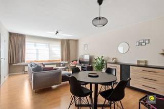 This well-kept 2 bedroom apartment (approx. 86 m²) with terrace is located within walking distance of the village of Aartselaar and has a very...