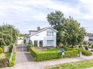 Deze eigendom is gelegen in een rustige woonwijk nabij de dorpskern van Evergem, doch ook zeer centraal gelegen nabij de R4.<br />De woning dateert van einde de jaren '60, geniet een stevige structuur (allemaal betonnen gewelven) en heeft een leuke indeling met split-levels. Enkele renovatiewerken dringen zich op om te voldoen aan het hedendaags wooncomfort.<br />Indeling: inkomhal, gastentoilet, lichtrijke woonkamer met schouwelement, ruime keuken met aansluitend een veranda en toegang tot de tuin. Naast de keuken is er een kleine bergruimte met toegang tot de inpandige garage (doet ook dienst als berging). Op de verdiepingen bevinden zich in totaal 4 slaapkamers (3 grote en 1 kleine of bureau) en een badkamer met lavabomeubel, inloopdouche en toilet. Links van het woonhuis is er een lange oprit voor verschillende wagens met aparte garage (staalplaten). Aangename achtertuinzone aanwezig met zuidoost oriëntatie.<br />INTERESSANTE EIGENDOM AAN DE JUIST PRIJS/KWALITEIT VERHOUDING!!<br />EPC: 339 kWh/(m² jaar), energielabel D, geen renovatieverplichting. P-score: A, G-score: A, geen risicozone voor overstromingen. Woongebieden, vergunning uitgereikt, verkavelingsvergunning uitgereikt, geen voorkooprecht, geen rechtelijke herstelmaatregel of bestuurlijke maatregel opgelegd.<br />U kan alle attesten bij verkoop downloaden via de website janssens-leroy.be.