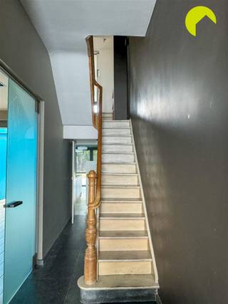 <p><span>Entre les centres commerciaux d'Edegem et de Mortsel se trouve cette spacieuse maison de ville rénovée avec 4 chambres à coucher.</span><span> </span></p><p><span>Les transports publics, les écoles et les magasins sont accessibles à pied. </span></p><p><span> </span></p><p><span>Aménagement</span></p><p><span>Nous entrons par le jardin avant dans le hall d'entrée spacieux qui donne accès à l'espace de vie. L'espace de vie parqueté est doté d'un agréable poêle à bois. </span></p><p><span>Une cuisine ouverte avec un îlot coulissant est une extension de l'espace de vie et est équipée de placards et d'appareils électroménagers. </span></p><p><span> </span></p><p><span>À l'arrière, le jardin ensoleillé orienté à l'est est équipé d'un abri de jardin. </span></p><p><span> </span></p><p><span>La salle de bains se trouve à l'étage. La salle de bains comprend une baignoire, une douche à l'italienne et deux lavabos. La machine à laver et le sèche-linge peuvent être rangés dans un placard intégré. </span></p><p><span>Au premier étage se trouvent deux chambres spacieuses. </span></p><p><span> </span></p><p><span>Un étage plus haut se trouvent les troisième et quatrième chambres. Celles-ci sont reliées par une deuxième salle de bains avec lavabo et toilettes.</span></p><p><span> </span></p><p><span>Une cave sèche passe sous toute la maison. </span></p><p><span> </span></p><p><span>Points forts</span></p><p><span>- Situation TOP</span></p><p><span>- proche des écoles, des commerces et des transports en commun</span></p><p><span>- jardin ensoleillé</span></p><p><span> </span></p><p><span>Informations utiles</span></p><p><span>- Disponible à partir du 1/11/2021</span></p><p>-<span> EPC 177</span><span>kWh/m2an</span></p><p><span>- Description de l'emplacement 245</span></p><p><span>- 3 mois de caution</span></p><p><span> </span></p><p><span>Pour une visite des lieux, veuillez</span> envoyer un courriel à<span> info@habicom.be. Pour plus d'informations, visitez www.habicom.be </span></p><p><span>Plus d'infos sur Mortsel ? Visitez <span>www.woneninmortsel.be</span></span></p><p><span> </span></p><p><span> </span></p>