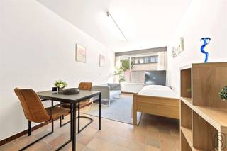Ontdek deze leuke en goed gelegen studio met een gezellige leefruimte en open keuken, een aparte badkamer en toilet. Compact, praktisch ingedeeld...