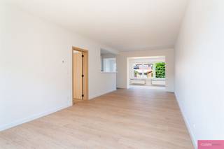 <p><span>Stijlvol gerenoveerde woning met zonnige tuin.</span></p><p><span>Op zoek naar een instapklare gezinswoning waar comfort, ruimte en energiezuinigheid centraal staan? Dan zal deze stijlvol gerenoveerde woning met west gerichte tuin u ongetwijfeld weten te bekoren. De woning is gelegen in een rustige eenrichtingsstraat, op korte afstand van winkels, scholen en belangrijke invals- en uitvalswegen. De renovatie werd met veel zorg en vakmanschap uitgevoerd, waarbij bijzondere aandacht werd besteed aan hedendaags wooncomfort en een energiezuinige afwerking. Alle technieken volledig vernieuwd.</span></p><p><span>Via de inkomhal met gastentoilet en handenwasser betreedt u de aangename leefruimte, die dankzij de grote raampartijen geniet van een mooie natuurlijke lichtinval. De open keuken is uitgerust met kwalitatieve AEG-toestellen, waaronder een koel- vriescombinatie, inductiekookplaat, dampkap, vaatwasser en combi-oven. Aansluitend bevindt zich de tuin van circa 60 m² met tuinhuis.</span></p><p><span>Op de eerste verdieping bevinden zich twee ruime slaapkamers en een moderne badkamer, ingericht met een inloopdouche, badkamermeubel en hangtoilet. De tweede verdieping omvat een derde volwaardige slaapkamer en een tweede badkamer, voorzien van een ligbad, inloopdouche, badkamermeubel en toilet. Daarnaast is er op deze verdieping een praktische berging met de cv-installatie en de mogelijkheid om een wasmachine te plaatsen.</span></p><p><span>Verder beschikt de woning over een bruikbare kelder die perfect dienst kan doen als wasplaats en/of extra bergruimte. Hier is reeds een aansluiting voor een wasmachine voorzien. </span></p><p><span>Als extra troef werd de bekabeling voor de eventuele plaatsing van zonnepanelen reeds voorzien.</span></p><p><span> </span></p>