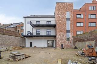 Op zoek naar een nieuwe stijlvolle werkplek? <br />Dit (actueel) casco, betaalbaar kantoor, is gelegen in een compleet vernieuwde high-end herenwoning in de iconische Dirk Martensstraat op het gelijkvloers (links). <br />De ruimte wordt verder afgewerkt door de eigenaar in onderling overleg met de huurder. Optioneel mogelijk om extra achtergelegen parkeerplaatsen bij te huren achter het gebouw. <br />Dirk Martens ligt op wandelafstand van het winkelcentrum, met alle nodige voorzieningen.  Daarnaast geniet Aalst van een centrale ligging tussen Brussel en Gent, met een vlotte bereikbaarheid via de E40 en naar het station. Momenteel wordt de parking nog aangelegd en de inkomhal van het gebouw afgewerkt.<br />LIFT AANWEZIG. EPC LABEL A. <br />Maandelijkse huurprijs: 800 euro.  <br />Provisie voor gemene lasten: 50 euro per maand. <br />1 Autostaanplaats inbegrepen in de huurprijs. Optioneel mogelijk om nog een staanplaats bij te huren. Beschikbaar vanaf 1 april 2025. <br />Gemeenschappelijke fietsenstalling aanwezig op het gelijkvloers.<br />ZONNEPANELEN. <br />