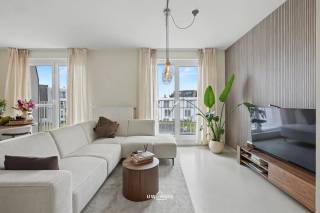 In het hart van Lokeren, op een toplocatie aan ’t Zand, bieden wij dit prachtige en instapklare appartement aan in residentie Eenbes. Gelegen op de tweede verdieping en met een bewoonbare oppervlakte van 87 m² combineert deze woning comfort, licht en een uitstekende ligging.<br /><br />De ruime leefruimte met open keuken geniet van een overvloed aan natuurlijke lichtinval dankzij de grote raampartijen, die uitkijken op het groene binnendak van de residentie. Dit zorgt voor een aangename en rustige woonomgeving midden in de stad.<br /><br />De volledig uitgeruste keuken beschikt over alle moderne comfort, waaronder een vaatwasser, oven en microgolfoven. Aansluitend bevindt zich een praktische en ruime berging, ideaal voor extra opslagruimte en voorzien van aansluitingen voor een wasmachine en droogkast.<br /><br />Via de inkomhal bereikt u de moderne badkamer, uitgerust met een inloopdouche en wastafel. Daarnaast beschikt het appartement over een apart gastentoilet.<br /><br />De eerste slaapkamer biedt voldoende ruimte voor een dubbel bed en extra kastruimte. De tweede slaapkamer is ideaal als kinderkamer, bureau of hobbyruimte.<br /><br />Vanop het balkon geniet u van een aangenaam uitzicht op de groene binnentuin van de residentie.<br /><br />De ligging vormt een extra troef. Op wandelafstand bevinden zich verschillende voorzieningen zoals een bakker, school en ziekenhuis, waardoor u dagelijks geniet van optimaal wooncomfort.<br /><br />Troeven van dit appartement:<br />* Energiezuinig met EPC-label A<br />* Overdekte private staanplaats inbegrepen<br />* Afgesloten fietsenberging<br />* Balkon met uitzicht op de groene binnentuin<br />* Volledig uitgeruste keuken<br />* Ruime berging met aansluitingen voor wasmachine en droogkast<br />* Gebouwd in 2016<br />* Perfect onderhouden en instapklaar<br />* Centrale ligging aan ’t Zand in Lokeren<br /><br />Bent u geïnteresseerd in dit appartement of wenst u meer informatie? Neem gerust contact met ons op tijdens de kantooruren via 052 46 38 03 of stuur een e-mail naar felix@uw-huis.be<br /><br />