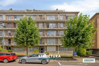Laat u verrassen door dit prachtig vernieuwde appartement op een rustige ligging nabij het centrum van Zellik. Een ideale combinatie van comfort, stijl en bereikbaarheid! Het appartement beschikt over een ruime, lichtrijke leefruimte met toegang tot het terras. Aansluitend bevindt zich de moderne, smaakvol afgewerkte keuken met kwalitatieve toestellen en een praktische berging. De centrale inkomhal met ingebouwde kasten scheidt het leef- en nachtgedeelte. Verder zijn er twee slaapkamers met noordgerichte ramen, een fraai gerenoveerde badkamer met dubbele wastafel en stijlvolle inloopdouche, en een apart toilet. Ook technisch werd het appartement grondig aangepakt: * Condenserende verwarmingsketel (2022). * Elektriciteit conform. * EPC B (144kWh/m² jaar). * Vernieuwde roofing (2024). * Vernieuwde lift (2024). Een garage is verplicht bij aan te kopen voor € 25.000 – een absolute meerwaarde in Zellik! Een instapklaar appartement op een uitstekende locatie, vlak bij winkels, openbaar vervoer en andere voorzieningen. Bestuursmaatregelen in het Maatregelenregister: nee. Wenst u meer informatie of een bezoek ter plaatse? Contacteer STRUCTURA via 02 460 80 46 of info@structura.be.