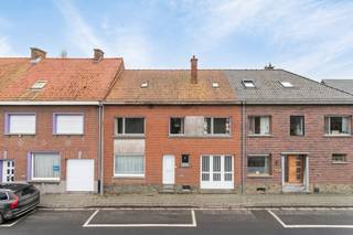 Na renovatie wordt dit opnieuw een pareltje...<br /><br />We komen de woning binnen via de inkomhal, die ons rechtstreeks leidt naar de heuse leefruimte met naastliggende keukenruimte en achterliggende grote veranda. Deze veranda is 's zomers een extra leefruimte en zorgt voor een nauw contact met de tuin.<br />Naast de keuken is er een grote garage met wasplaats, apart toilet en doucheruimte.<br />Vanuit de garage is er rechtstreeks ook toegang tot de veranda via een dubbele deur, zodat grote tuinwerken eenvoudigweg door de garage heen kunnen gebeuren. <br />De enorme breedte van de woning vertaalt zich op de eerste verdieping naar 4 danszalen van slaapkamers en een te renoveren badkamer. <br />Ook de zolderverdieping profiteert mee van de extra breedte van deze woning, waardoor deze ruimte geschikt is om in extra woonruimtes te verdelen.<br />De achterliggende tuin is momenteel opgedeeld in een gazon en moestuin. <br />Er is eveneens een droge kelder aanwezig.<br /><br />Er is reeds CV aanwezig op gas, maar mits wat extra renovaties is deze woning een topper in Aalbeke!<br /><br />De woning is gelegen op de verbinding Aalbeke/Lauwe met in de nabijheid enkele buurtwinkels. Er is tevens een goede verbinding naar Kortrijk.