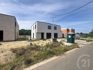 <p>Energiezuinig wonen in een rustige, groene omgeving</p><p>Tijdelijke actie: de 1ste koper ontvangt 10 operationele zonnepanelen van 460 Wp, ter waarde van € 5.000, volledig GRATIS.</p><p>In Project Veldzicht in Begijnendijk bevinden zich momenteel al 4 woningen in de ruwbouwfase en zullen binnenkort wind- en waterdicht zijn. Wie snel beslist, kan de materialen en afwerking nog naar eigen smaak kiezen.</p><p>De woning ligt in een doodlopende straat en geniet van een rustige ligging met een open, landelijk uitzicht aan de achterzijde. Tegelijk woon je op wandelafstand van het station, met verbindingen richting Antwerpen, Hasselt, Leuven en Brussel. Ook het centrum van Begijnendijk en de stad Aarschot bevinden zich vlakbij.</p><p>Op het gelijkvloers is er een inkomhal met apart gastentoilet. Verder beschikt de woning over een inpandige garage, een ruime leefruimte en een open keuken. Dankzij de grote raampartijen geniet je hier van veel natuurlijk licht en een mooi zicht op de tuin en de achterliggende weide.</p><p>De eerste verdieping omvat 3 volwaardige slaapkamers, een nachthal met afzonderlijk toilet en een praktische wasberging. De badkamer heeft plaats voor een ligbad, een aparte douche en een dubbele wastafel.</p><p>Voor een laag energieverbruik en een hoog wooncomfort wordt de woning voorzien van:</p><p>* een warmtepomp met vloerverwarming;<br />* ventilatiesysteem type D;<br />* regenwaterrecuperatie;<br />* 10 zonnepanelen van 460 Wp;</p><p>De verkoop gebeurt onder de Wet Breyne (12% registratie op de grond en 21% btw op de constructie)</p><p>Interesse in deze woning? Contacteer ons via 016 90 10 21 of info@future-home.be.<br /> </p>