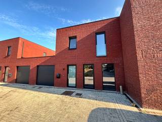 <strong>Moderne gesloten bebouwing voorzien van zonnepanelen<br />Bezoekmoment op zaterdag 26 september tussen 10.00 uur en 12.00 uur. Inschrijven verplicht.</strong><br />Deze moderne woning bevindt zich op wandelafstand van het centrum van Ingelmunster, in een zijstraat van de Bollewerpstraat, nl de oude site van de Brouwerij. De mooie woning is uitgerust met een inkom, gastentoilet, leefruimte en eetkamer met geïntegreerde keuken voorzien van alle toestellen. Via de keuken kom je in de ruime garage terecht die rechtstreekse doorgang verleent naar de tuin met terras en tuinberging.<br />De woning is volledig afgewerkt (geschilderd, voorzien van gordijnen en verlichting) en is tevens uitgerust met 4 zonnepanelen.<br />Op de eerste verdieping bevinden zich 3 slaapkamers, een ingerichte badkamer(met bad en douche), een apart toilet en een berging. De slaapkamers zijn allen volwaardig door de aanwezigheid van rechte muren. <br />Zonnepanelen zorgen ervoor dat u energiezuinig kan wonen. BEN !!<br />Extra pluspunten : regenput van 10.000 liter aanwezig, tuinhuis van 6 m², ruime garage met plaats voorzien voor uw wasmachine en droogkast,..... Kortom instapklaar !!!<br />Vrij vanaf 1 december 2026<br />
